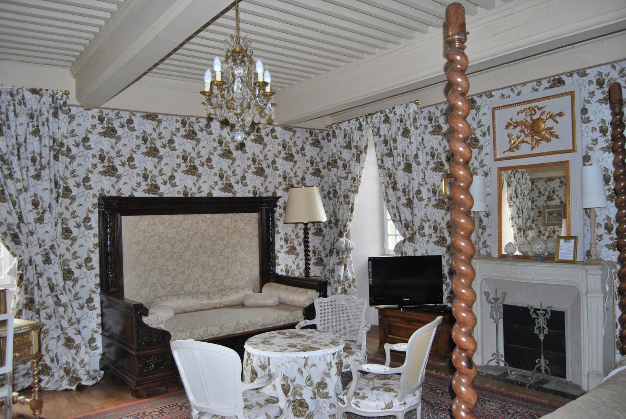 Chateau De Chantelauze Olliergues Habitación foto