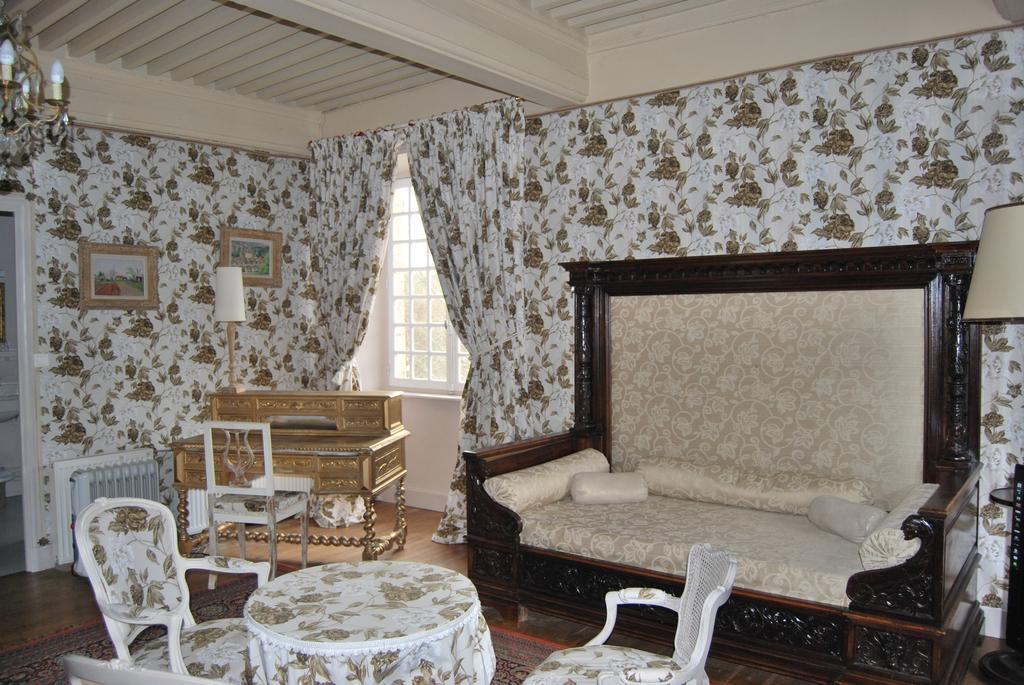 Chateau De Chantelauze Olliergues Habitación foto