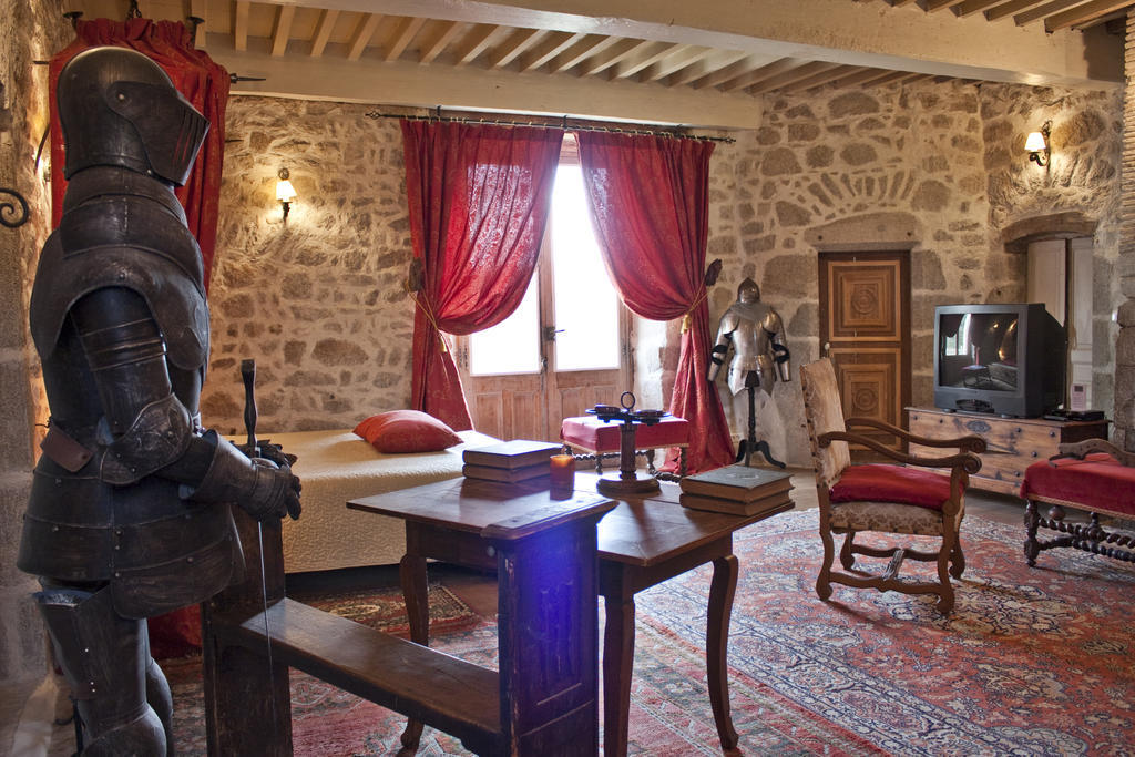 Chateau De Chantelauze Olliergues Habitación foto